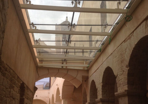 Museo Santa scolastica a Bari , copertura in vetro a fissaggi puntuali, facciata a fissaggio puntuale – copertura a pavimento in vetro -  rivestimento vano ascensore in vetro
