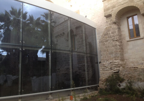 Museo Santa scolastica a Bari , copertura in vetro a fissaggi puntuali, facciata a fissaggio puntuale – copertura a pavimento in vetro -  rivestimento vano ascensore in vetro